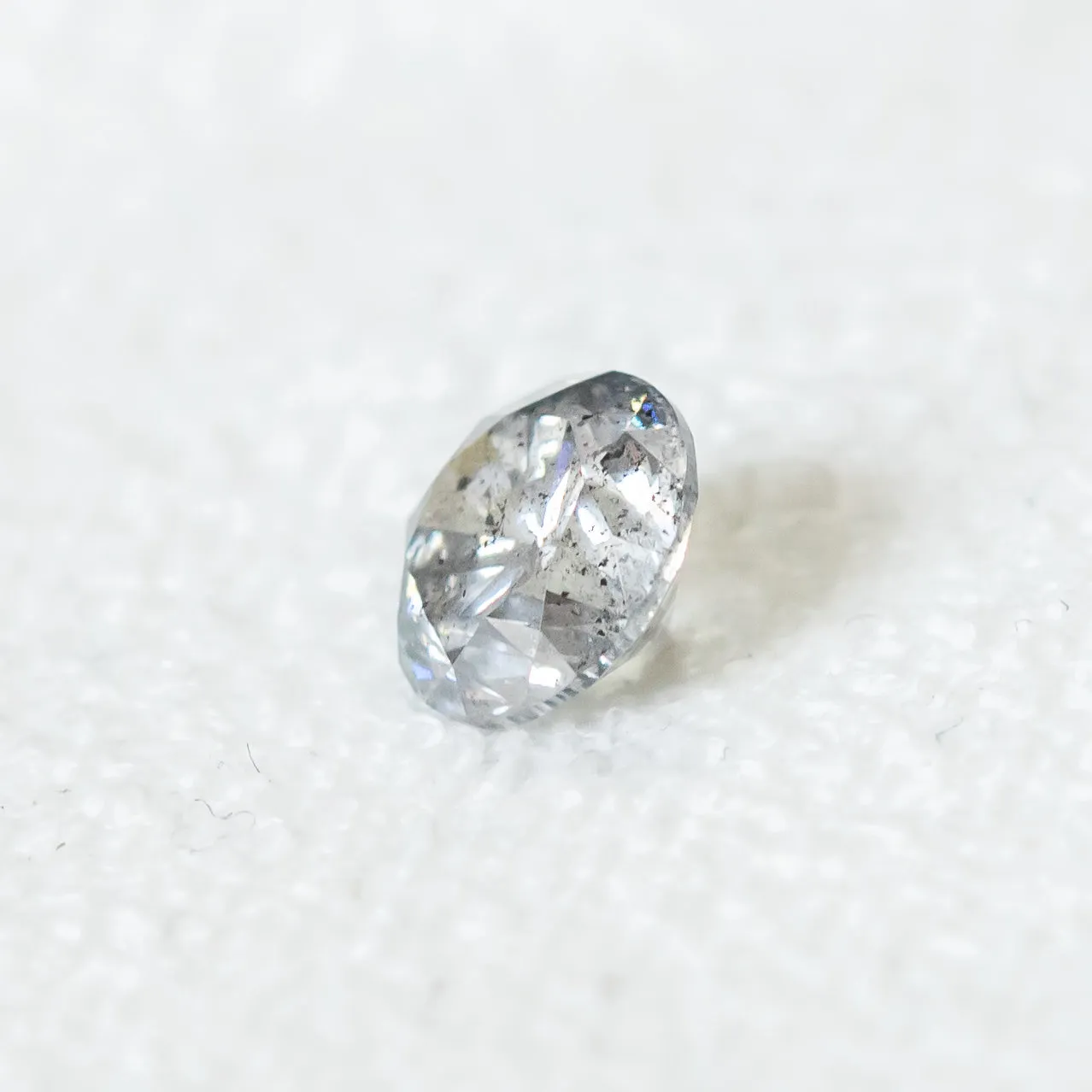 1.61CT ROUND SALT AND PEPPER DIAMOND, MEDIUM GREY WITH RAINBOW SPARKLE, 7.12X4.7MM